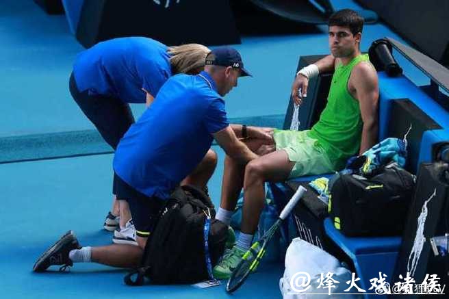 澳网｜规则成摆设？阿尔卡拉斯抽筋获医疗暂停，差点逆转的兹维列夫直斥荒谬