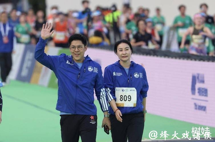 香港名流跑马拉松,霍启刚陪郭晶晶跑两公里,78岁兰桂坊老板参赛 香港名流跑马拉松,霍启刚陪郭晶晶跑两公里,78岁兰桂坊老板参赛