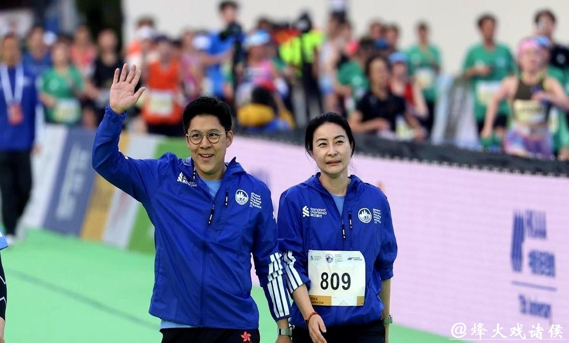 香港名流跑马拉松,霍启刚陪郭晶晶跑两公里,78岁兰桂坊老板参赛 香港名流跑马拉松,霍启刚陪郭晶晶跑两公里,78岁兰桂坊老板参赛