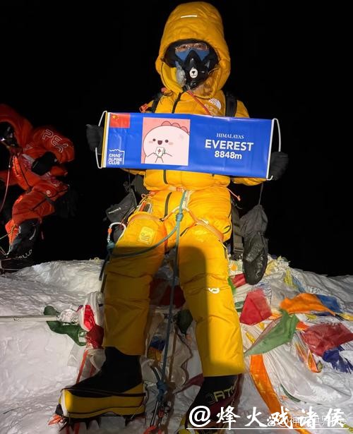 球场边最强“元气发电机”，MOMO一个笑容让看台瞬间沸腾